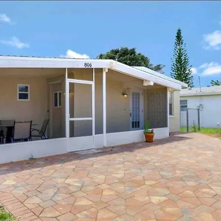Comfy 3 Bedroom With Parking & Close To Everything